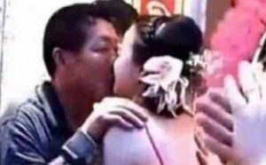 大尺度实拍婚礼上公公当众激吻儿媳:亲一口一万（组图）