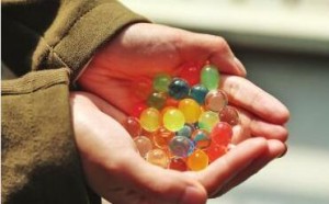 男童误吞“水宝宝”险丧命 让危险小物件远离儿童