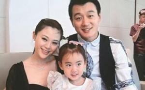 关悦带两女童探班佟大为 二胎女儿首曝光 超级奶爸护女绝招