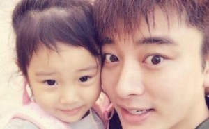 贾乃亮微博：我喝了一口红酒 就被女儿甜馨教育半个小时