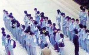 在大冬天中学生体育课全班被罚站3小时 不许学生穿外套吃饭上厕所 在大冬天中学生体育课全班被罚站3小时 不许学生穿外套吃饭上厕所