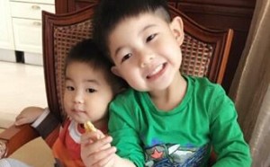 沙溢微博晒出两个儿子萌照合影 兄弟撞脸似双胞胎(图)