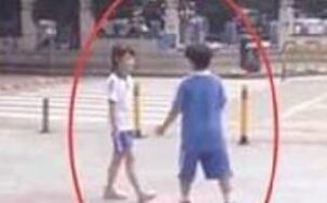 俩小学生当街闹分手  网友感叹：真是虐死80后和90后的单身狗