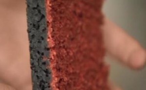 央视曝光毒跑道：用工业废料做成塑胶跑道 引起25名学生流鼻血