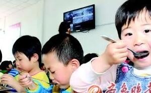 校园厨房装摄像头 全程视频直播“透明食堂”。