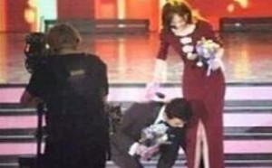 唐嫣罗晋公开恋情了 罗晋为唐嫣弄鞋子好贴心俩人感情甜蜜 