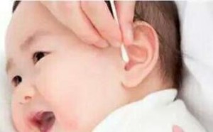 天生油耳屎可用干棉签蘸拭 不要刻意掏挖