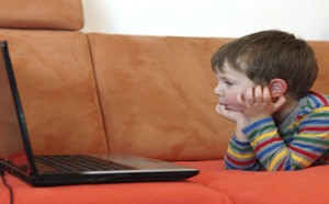 宝宝长时间看电视，小心患上“电视孤独症”