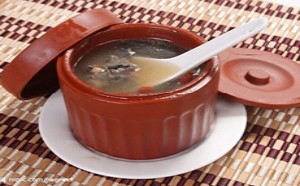 产妇产后滋补营养食谱：乌鸡排骨汤