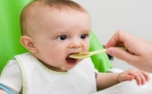 嚼过的食物不能喂给宝宝吃 易传染疾病不利于宝宝发育