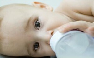 教你高效又轻松读懂宝宝想吃奶的信号