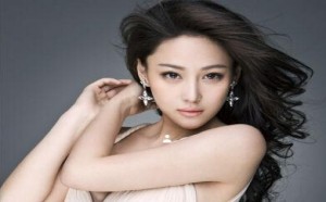 张馨予激吻视频 并发微博 思美人男制片梁振华资料曝光