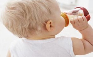 如何给宝宝选择质量过关的安全奶瓶