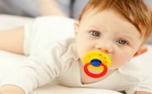 给宝宝挑选安抚奶嘴时要注意哪些问题