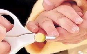 千万不要这样为你的小宝宝剪指甲