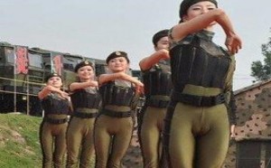 文艺兵的恶劣紧身裤现裤底风光