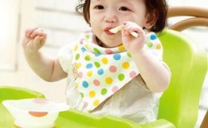 边玩边喂饭对宝宝是有害的“招数”