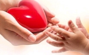 父母陪女儿摆地摊卖鞋