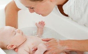 给孩子洗澡可不是一件小事_喂养常识 给孩子洗澡可不是一件小事_喂养常识