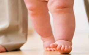 宝宝光脚走路 尤其是夏天