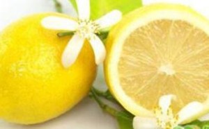 柠檬片泡水的功效 柠檬片泡水的功效