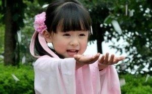 樱花小萝莉汉服萌照走红 网友:好想生个女儿(组图) 樱花小萝莉汉服萌照走红 网友:好想生个女儿(组图)