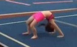 4岁奥莉体操轻松下腰萌化众人 网友称:将是下一个奥运女神(图) 4岁奥莉体操轻松下腰萌化众人 网友称:将是下一个奥运女神(图)