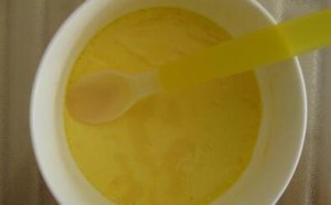 宝宝补铁营养食谱：婴儿辅食添加初期蛋黄羹