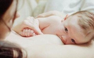 母乳喂养与人工喂养有什么优缺点