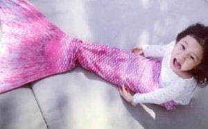 甜馨学贾乃亮扮美人鱼 吐舌搞怪 网友调侃果然继承老爸基因