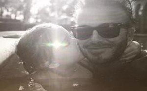 贝克汉姆全家冰岛度假为女儿庆生 帅爸靓妈晒小七主动献吻照