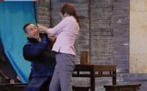 跨界喜剧王秦岚疑当众被男演员袭胸 怒扇对方两耳光