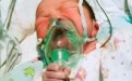 2017年励志故事 新生宝宝手拿氧气罩吸氧（图）