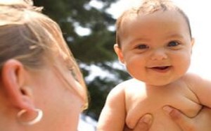 如何与新生宝宝玩耍，更能促进孩子智力发育