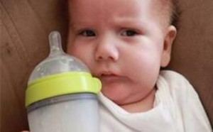 宝宝不肯吃奶瓶怎么办?让宝宝爱上吃奶瓶的小妙招 宝宝不肯吃奶瓶怎么办?让宝宝爱上吃奶瓶的小妙招