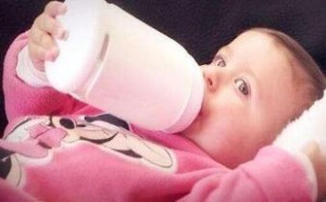 宝宝打嗝是什么原因引起的?6招有效预防宝宝打嗝的方法 宝宝打嗝是什么原因引起的?6招有效预防宝宝打嗝的方法