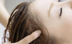 怀孕后总是掉头发怎么回事?学会4步按摩法防脱发