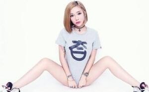 性感火辣女星梁云菲不穿内裤拍写真照 大秀M字腿惊艳全场