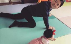 奶茶妹章泽天晒温馨家庭照 霸道总裁刘强东化身超级奶爸陪女儿爬地垫