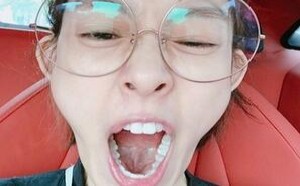 范玮琪暴丑打哈欠照 网友称：偶像包袱全没了(图)