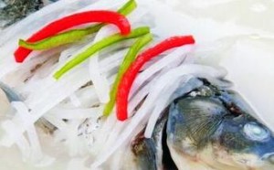 产后顺气开奶催乳食谱　鲫鱼萝卜汤的做法孕妇