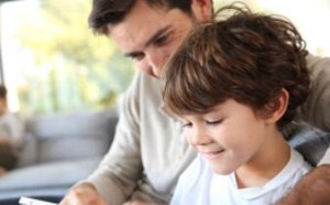 如何让孩子变得阳光开朗 教育男孩爸爸优势更大应成为主力军