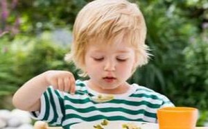 孩子边吃饭边玩危害大！如何改掉宝宝边吃边玩的坏习惯