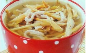 奶水不足吃什么下奶快 试试鲫鱼黄花发奶汤