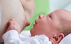 母乳喂养的好处多 请坚持母乳喂养宝宝！