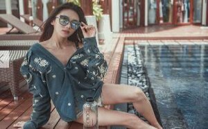 郑恺女友程晓玥晒穿比基尼性感美照 大秀白滑美腿