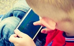 父母玩手机对孩子的危害大，为了孩子请放下手机！