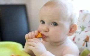 宝宝吃鱼被鱼刺卡住了怎么办？当心用错方法出人命