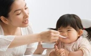 遵循“吃饭三步曲”轻松解决宝宝不爱吃饭的难题 　