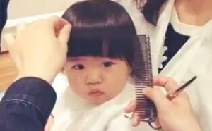章子怡女儿新发型萌翻众人 给醒宝剪头发不哭不闹醒妈有妙招